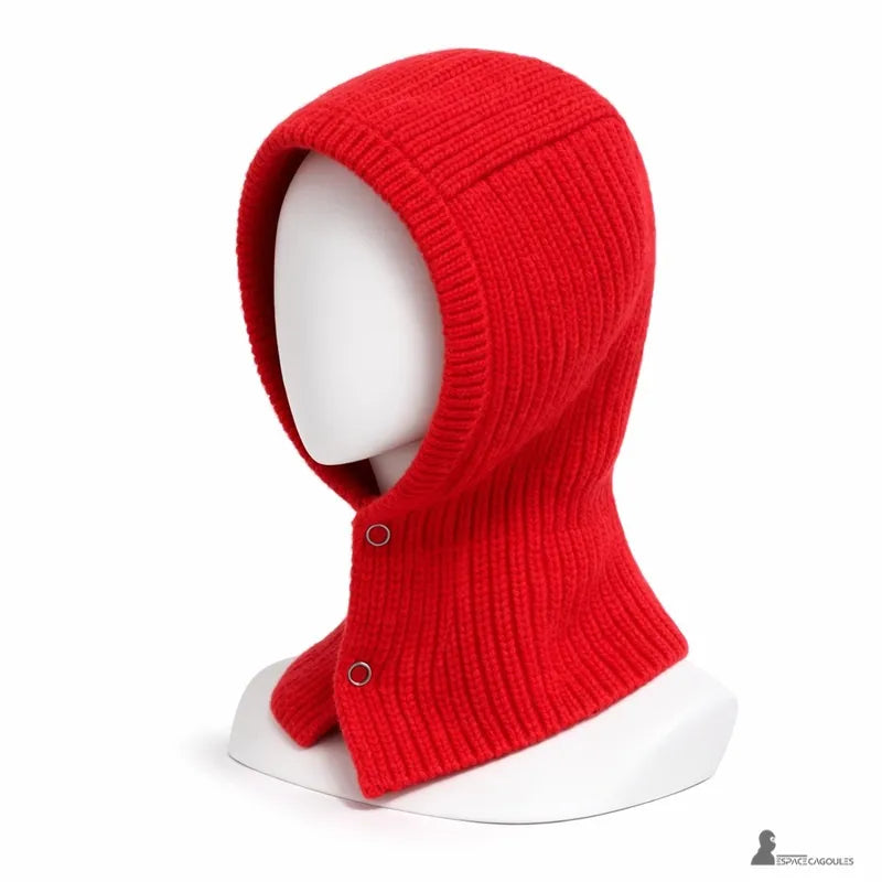 Passamontagna anni '90 rossa in maglia su manichino vista di profilo con chiusura a bottone visibile e stile vintage - Spazio Cagoule