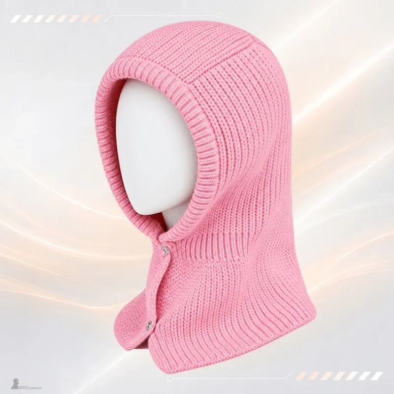 Cagoule année 90 Romy rose en maille côtelée sur mannequin, capuche et col fermés par deux boutons pression - Espace Cagoules