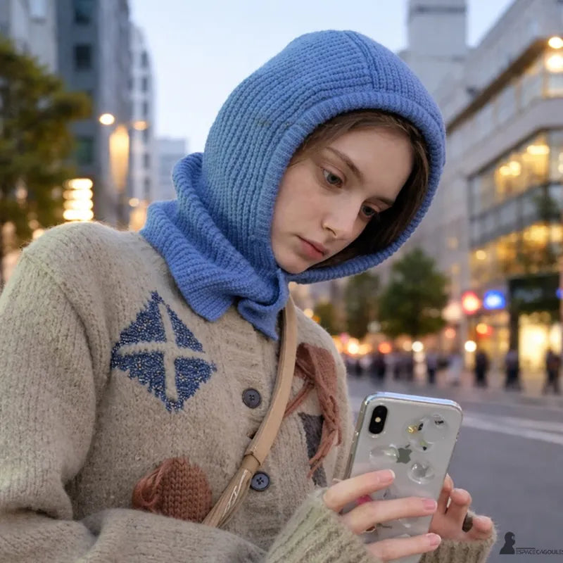 Passamontagna anni '90 blu indossata all'aperto in un contesto urbano vista di tre quarti con ambiente cittadino e stile vintage - Spazio Cagoule