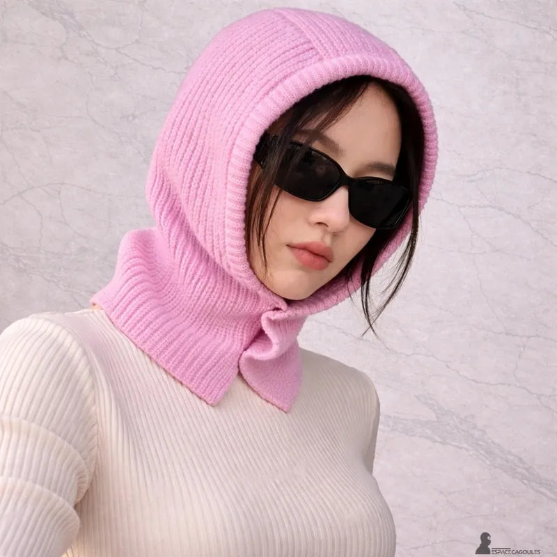 Passamontagna anni '90 rosa indossata con occhiali neri vista di tre quarti su sfondo marmo con tocco rétro - Spazio Cagoule