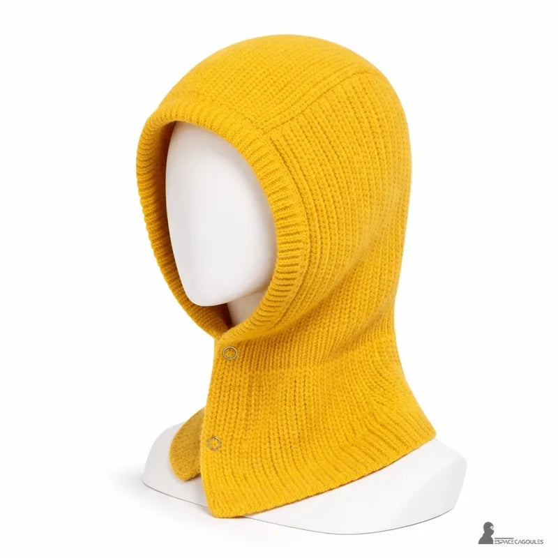 Passamontagna anni '90 gialla in maglia su manichino vista di profilo con forma coprente dallo stile retrò - Spazio Cagoule