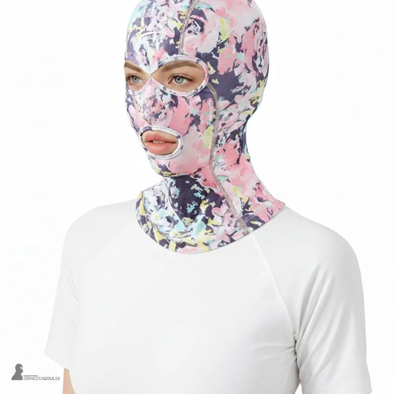 Passamontagna UPF 50 anti-UV + stampa floreale, indossata con maglia bianca, protezione del collo e del viso contro i raggi UV – Espace Cagoules