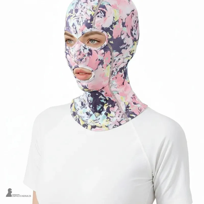 UPF 50 anti UV balaclava + blommigt tryck bärs med en vit tröja, hals och ansiktsskydd mot UV-strålar – Espace Cagoules