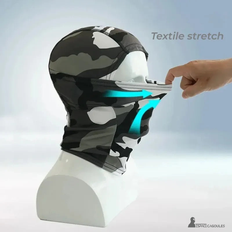 Cagoule balaclava moto camouflage noir et blanc démontrant son élasticité textile stretch avec main qui tire le tissu