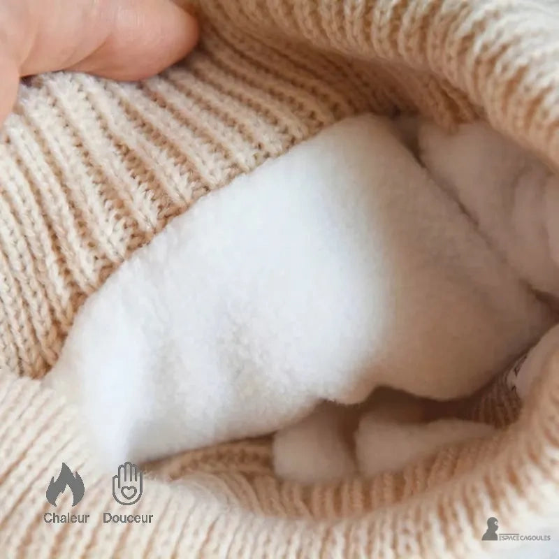 Cagoule Bébé 6 à 36 mois gros plan sur la doublure intérieure polaire blanche, mettant en avant chaleur et douceur pour protéger la tête de l’enfant
