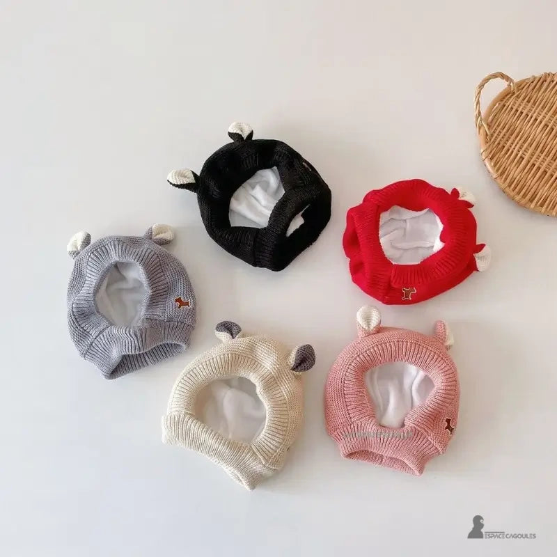 Cagoule Bébé 6 à 36 mois panel de cinq modèles colorés posés à plat, disponibles en noir, rouge, beige, rose et gris, tous avec oreilles tricotées et doublure polaire