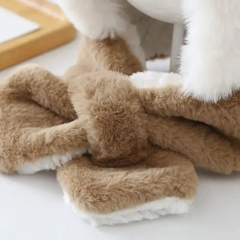 Detail der Baby-Sturmhaube für Jungen aus braunem Fleece mit integriertem Schal, der optimalen Schutz vor Kälte bietet. Weiche, dicke Textur für maximalen Komfort im Winter.