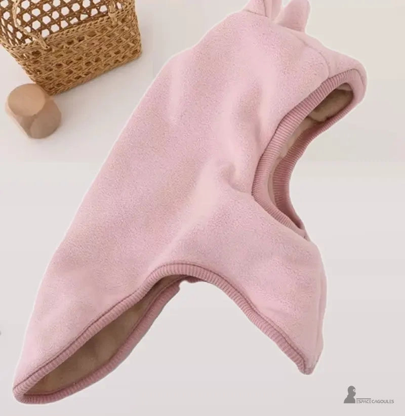 Vue dĂ©taillĂ©e dâune cagoule bĂ©bĂ© polaire coffee, mettant en avant sa doublure ultra moelleuse pour un confort maximal.