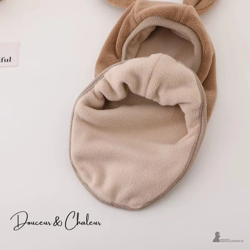 Cagoule bĂ©bĂ© polaire marron avec intĂ©rieur en polaire beige, offrant chaleur et confort pour protĂ©ger la tĂȘte et le cou de lâenfant en hiver.