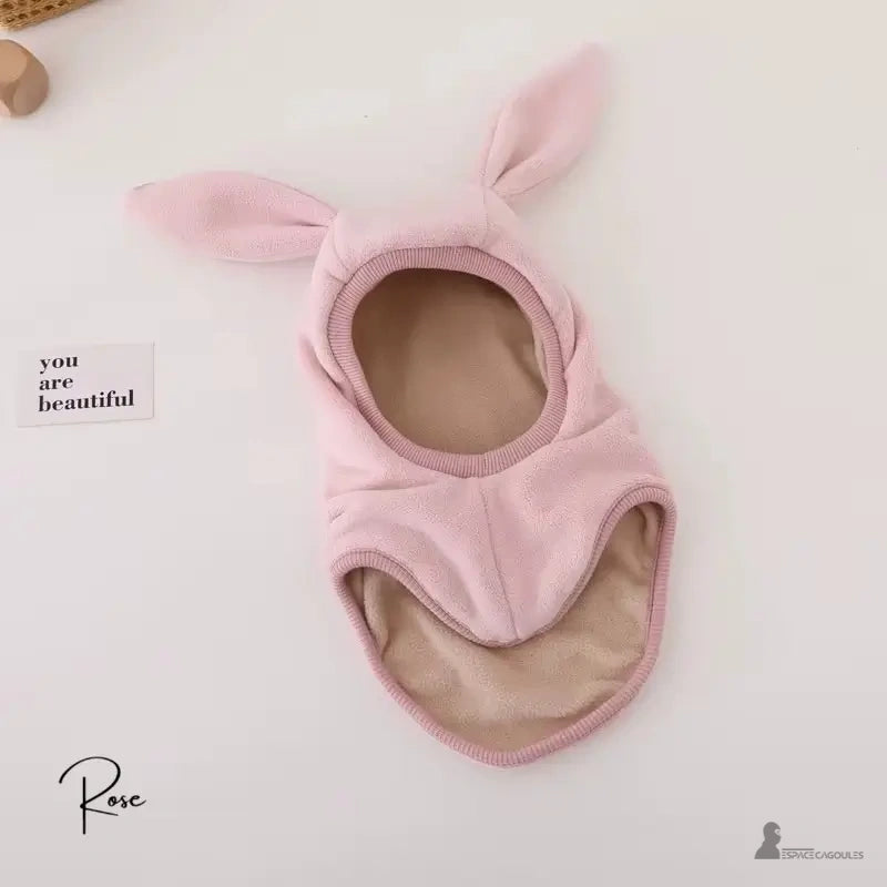 Cagoule bébé polaire rose avec de longues oreilles, une option chaleureuse et confortable pour les journées hivernales.