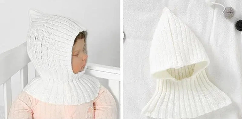 Schlafendes Baby trägt eine weiche gestrickte weiße Sturmhaube, die bequem Kopf und Hals bedeckt und ideal für ruhige Nächte im Winter ist. Kuschelige und praktische Baby-Sturmhaube.