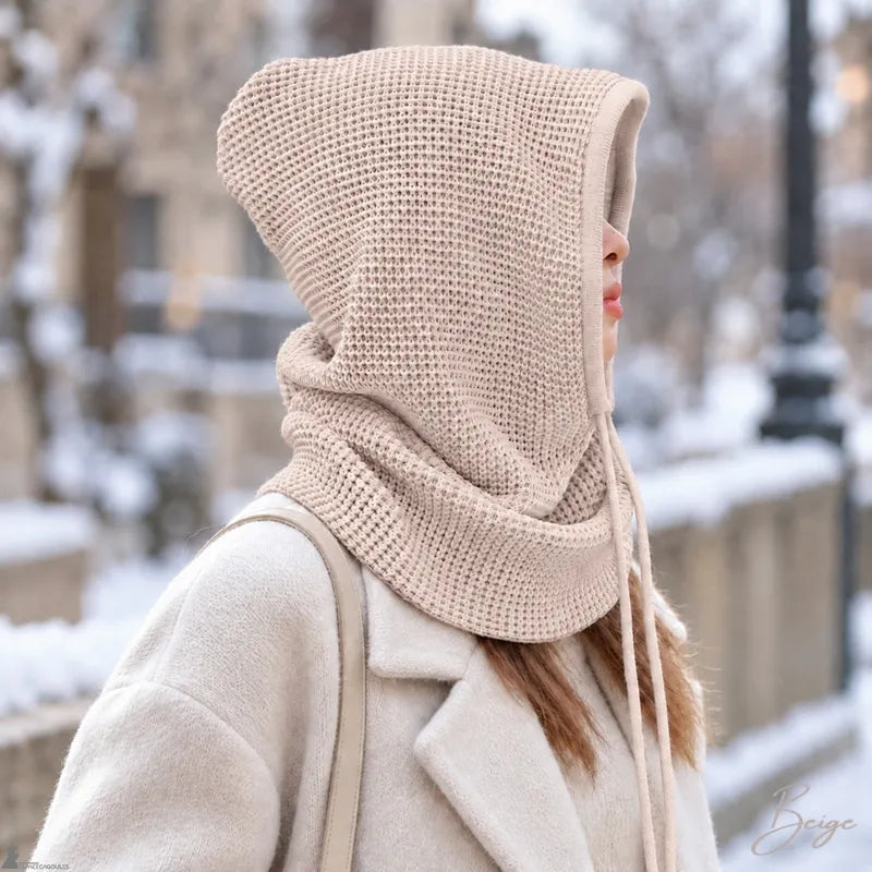 Femme de profil portant la cagoule cache cou Loomie beige capuche relevée dans une rue enneigée - Espace Cagoules