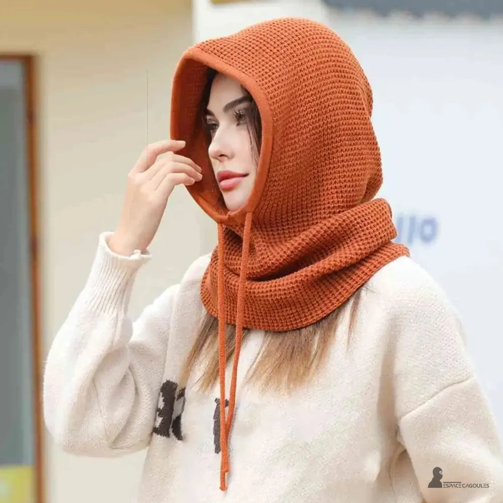 Cagoule cache cou femme en maille couleur caramel portée avec capuche ample et cordons, accessoire hiver chaud et élégant
