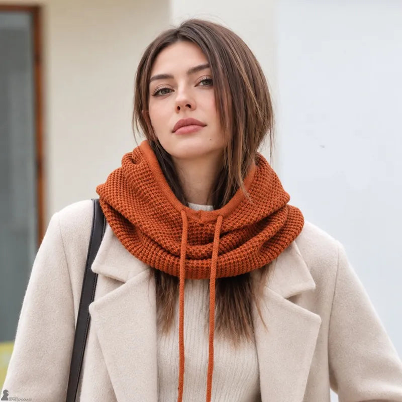 Cagoule cache cou caramel portée capuche baissée en col snood avec un manteau beige - Espace Cagoules