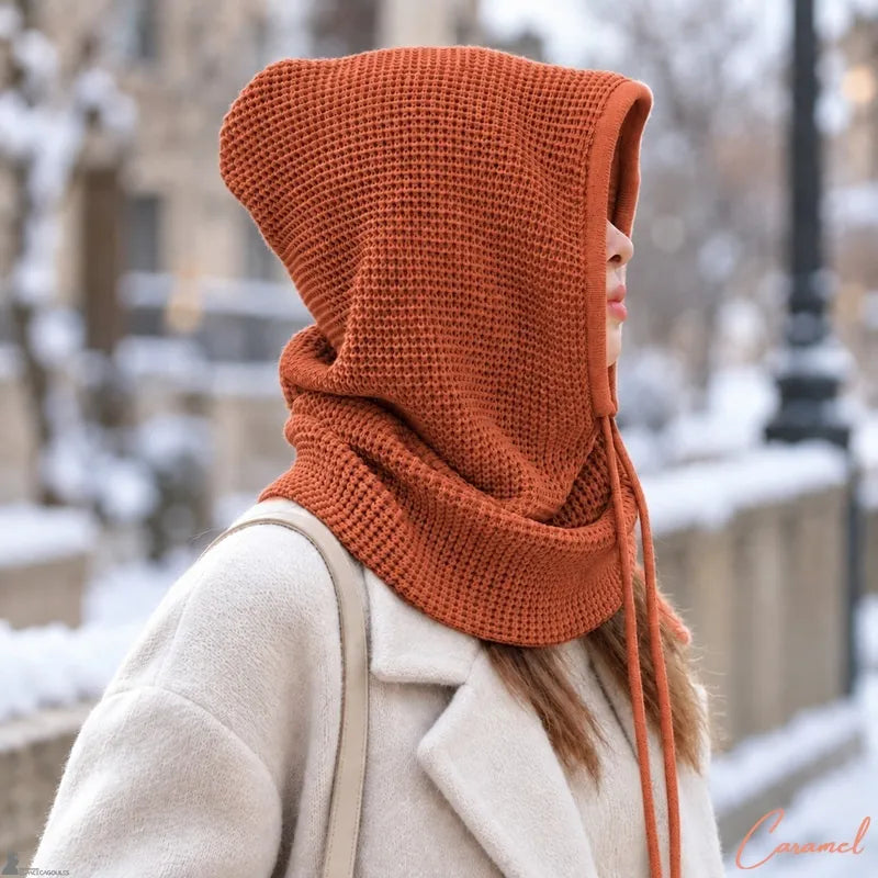Femme de profil portant la cagoule cache cou caramel capuche relevée dans une rue enneigée - Espace Cagoules