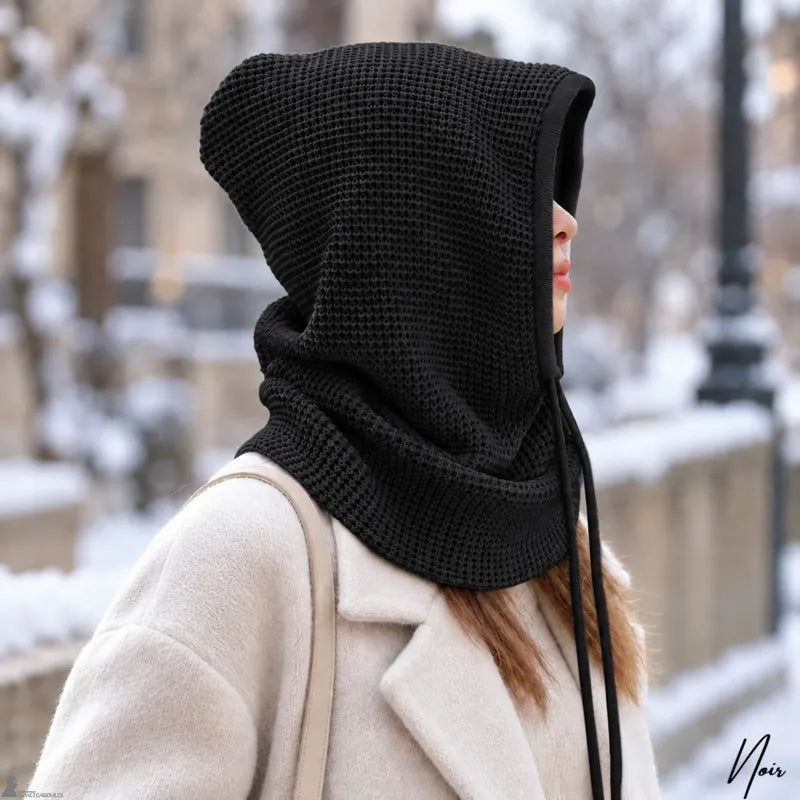 Femme de profil portant la cagoule cache cou noire capuche relevée sous la neige - Espace Cagoules