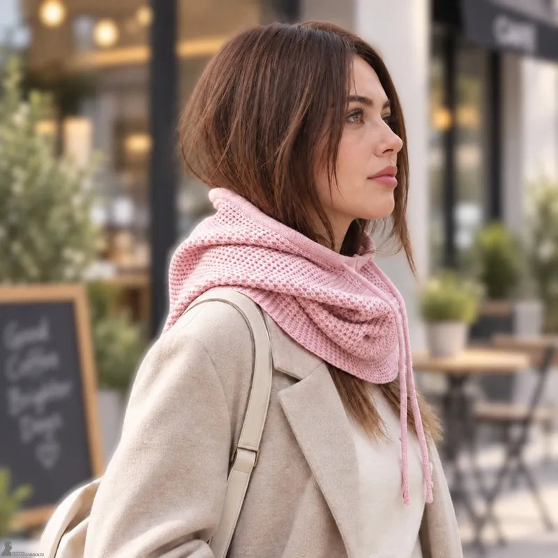 Cagoule cache cou rose poudré portée capuche baissée en col snood devant un café - Espace Cagoules