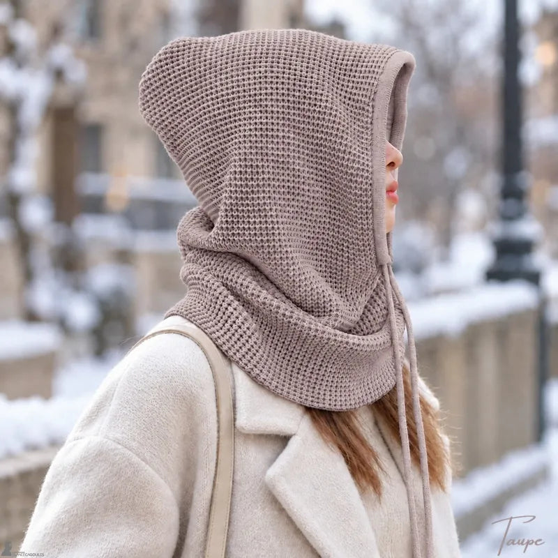 Femme de profil portant la cagoule cache cou taupe capuche relevée en ville sous la neige - Espace Cagoules
