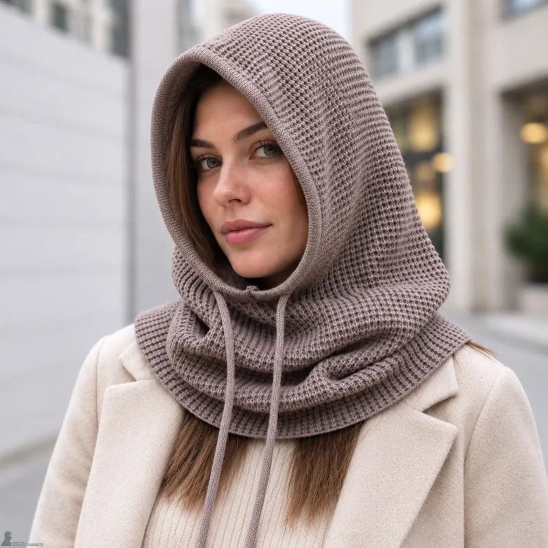 Cagoule cache cou beige en maille gaufrée portée en snood autour du cou en intérieur - Espace Cagoules