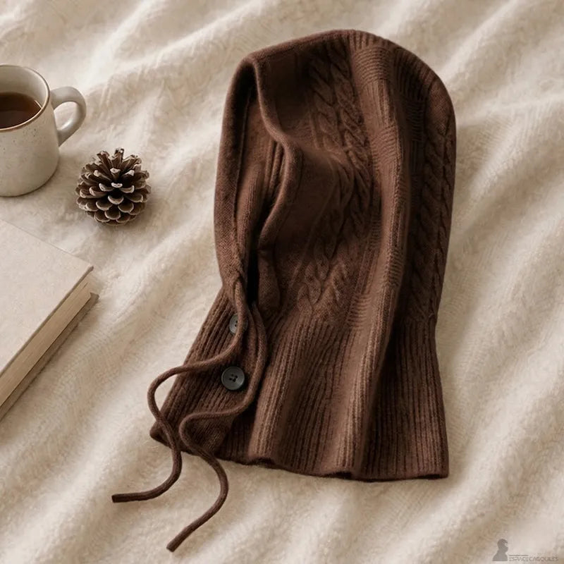 Modèle marron de cagoule en cachemire pour femme posé à plat avec détail des cordons et maille épaisse - Espace Cagoules