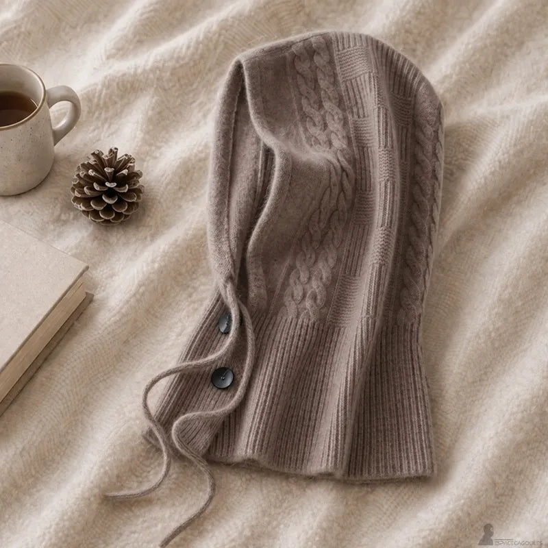 Cagoule en cachemire pour femme coloris camel posée sur plaid avec texture tricotée et boutons visibles - Espace Cagoules