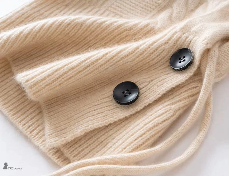 Zoom sur boutons noirs et cordons de serrage de cagoule en cachemire pour femme avec maille côtelée - Espace Cagoules