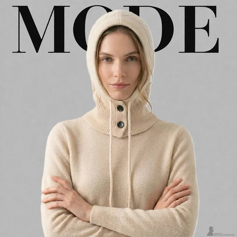 Vue face cagoule en cachemire pour femme portée avec boutons fermés et capuche ajustée - Espace Cagoules