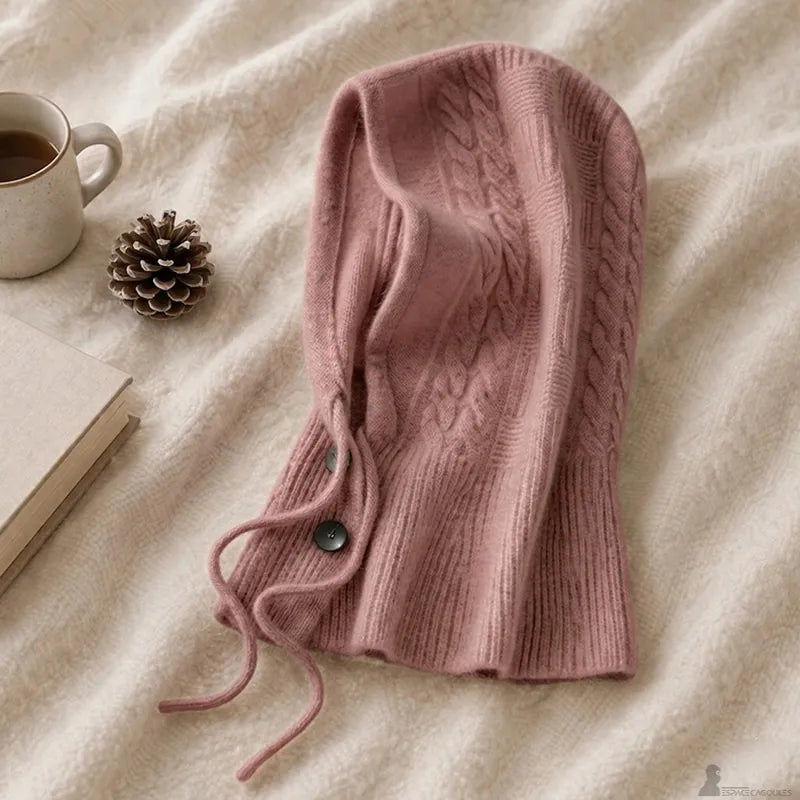 Cagoule en cachemire pour femme rose pâle posée à plat avec maille torsadée et cordons assortis - Espace Cagoules