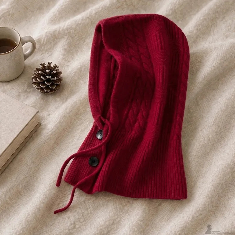 Cagoule en cachemire pour femme rouge, tricot torsadé avec boutons et cordons sur couverture beige - Espace Cagoules