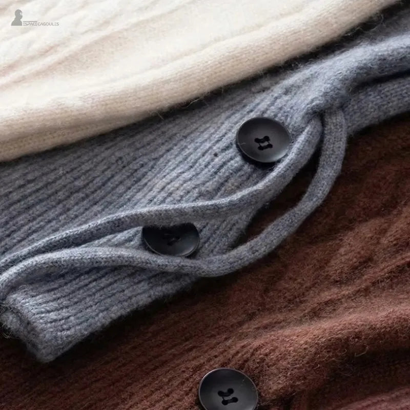 Gros plan sur l'empilement de cagoules en cachemire tricotées de couleur crème, grise et marron avec des boutons - Espace Cagoules