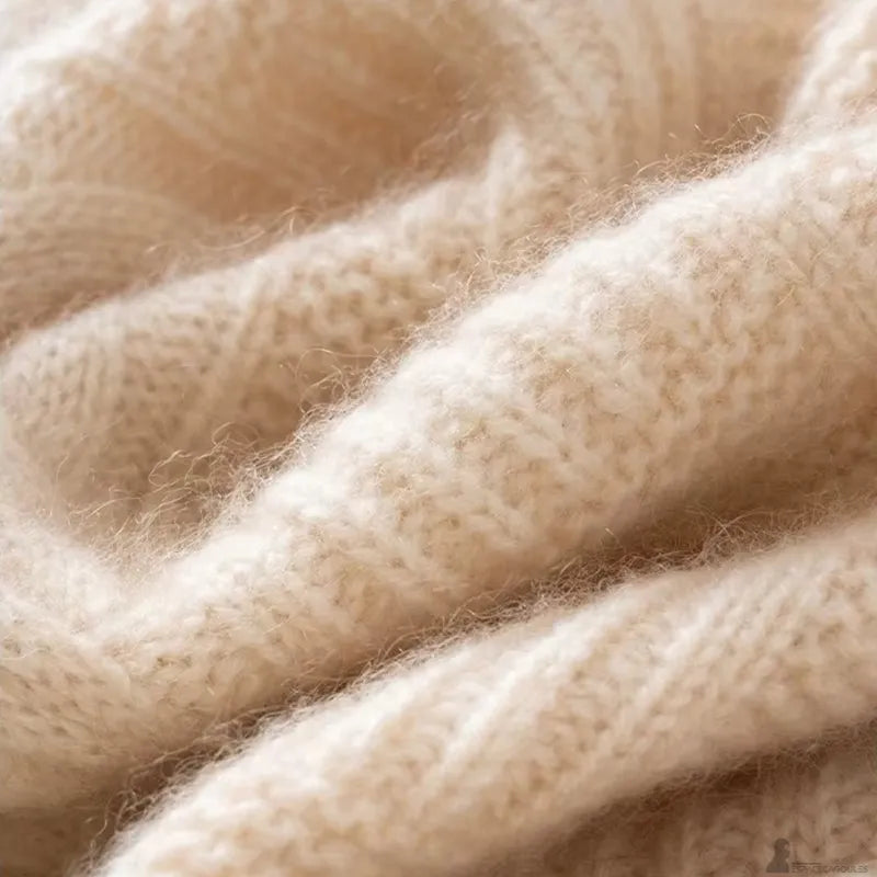 Cagoule en cachemire pour femme, gros plan sur la texture tricotée, douce et duveteuse, de couleur beige crème - Espace Cagoules