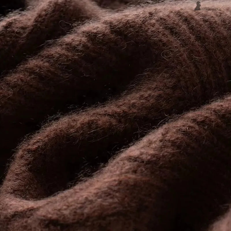 Texture tricotée et duveteuse en gros plan d'une cagoule en cachemire pour femme marron foncé - Espace Cagoules