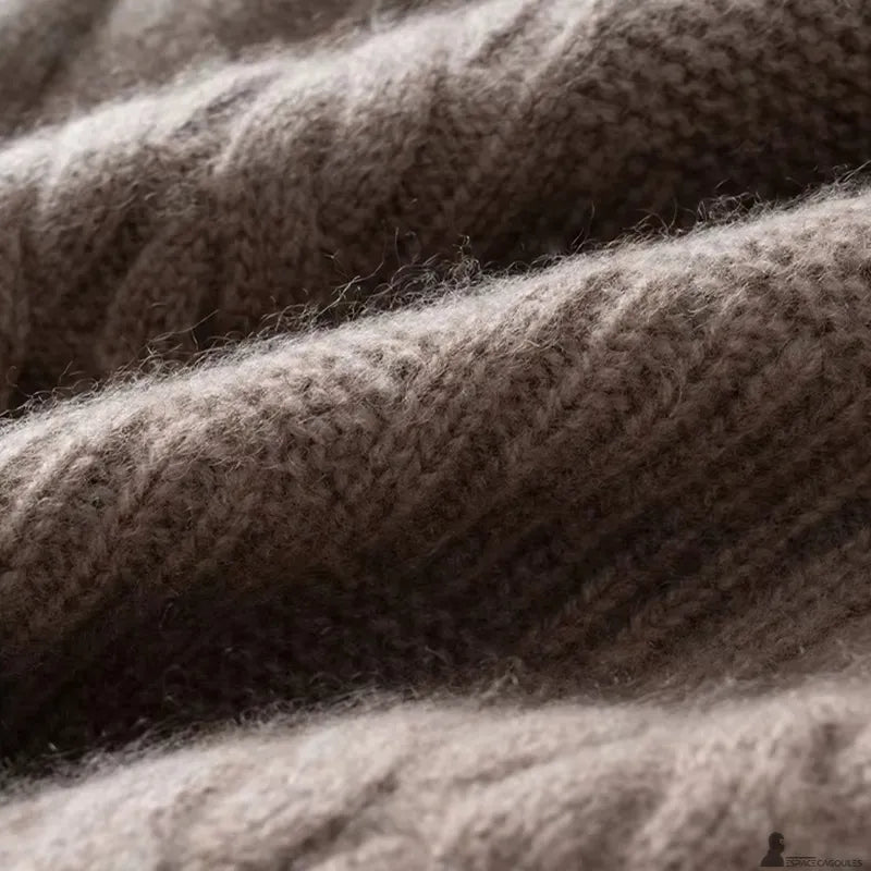 Détail de la maille douce et texturée d'une cagoule en cachemire pour femme de couleur camel - Espace Cagoules