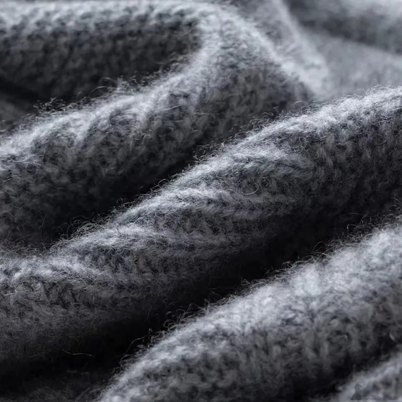 Gros plan sur la maille douce, épaisse et texturée d'une cagoule en cachemire pour femme de couleur grise - Espace Cagoules