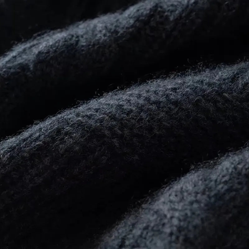 Cagoule en cachemire pour femme, vue rapprochée sur la texture tricotée gris anthracite avec des fibres apparentes - Espace Cagoules