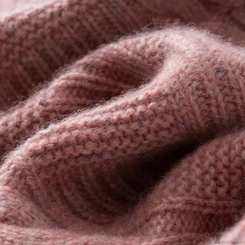 Texture tricotée, douce et duveteuse, en gros plan d'une cagoule en cachemire pour femme de couleur vieux rose - Espace Cagoules