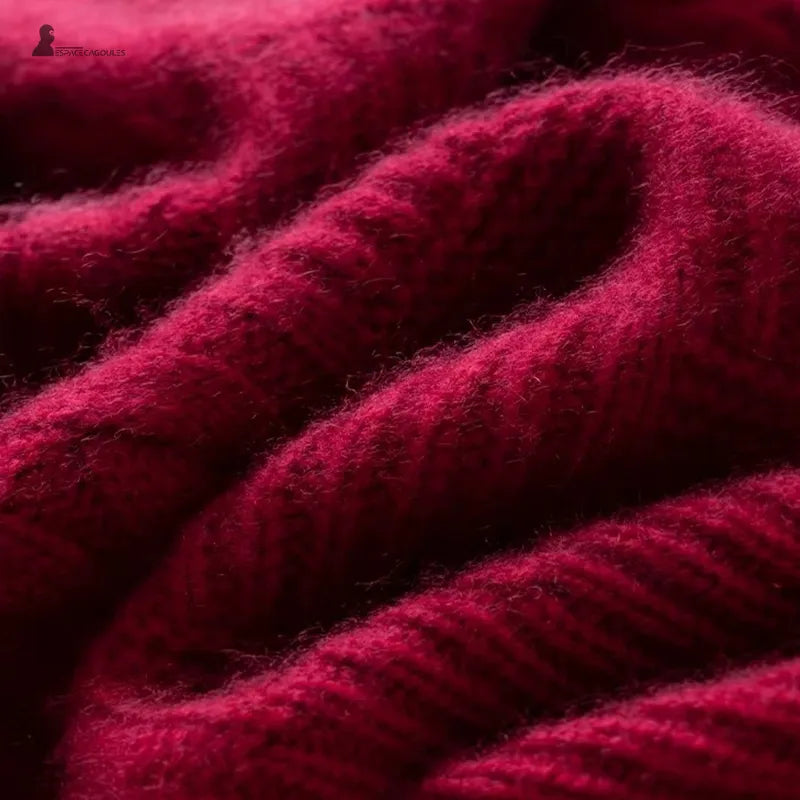 Vue rapprochée sur la maille épaisse, douce et texturée d'une cagoule en cachemire pour femme de couleur rouge - Espace Cagoules