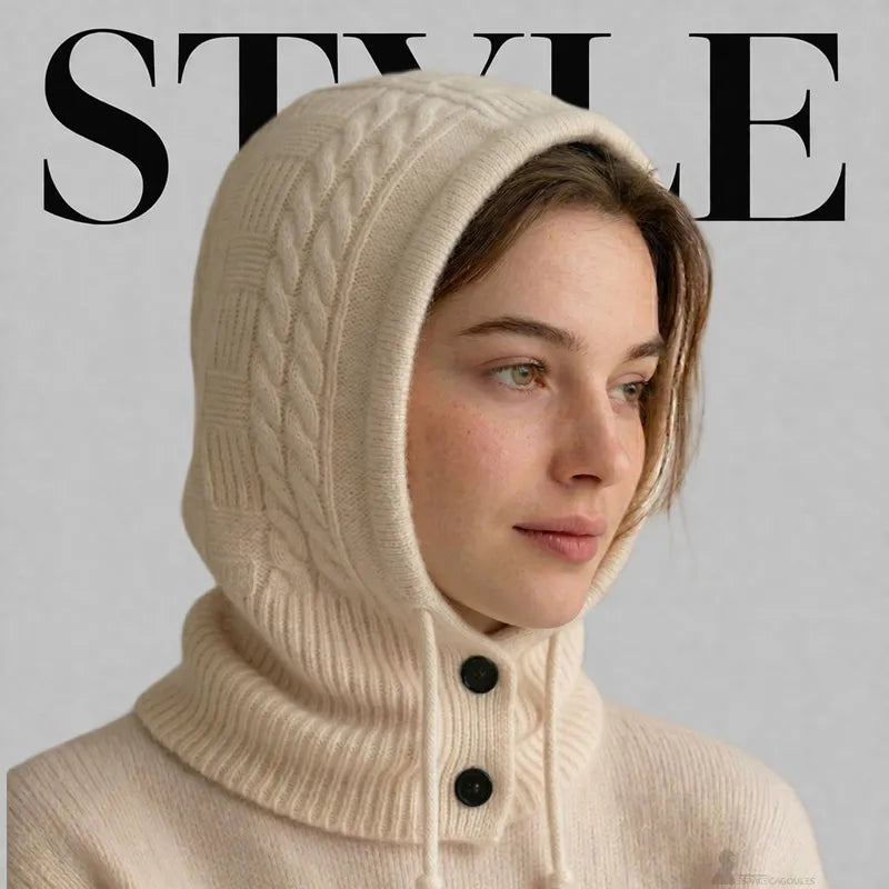 Cagoule en cachemire pour femme portée de profil avec capuche ajustée, maille torsadée et boutons noirs - Espace Cagoules