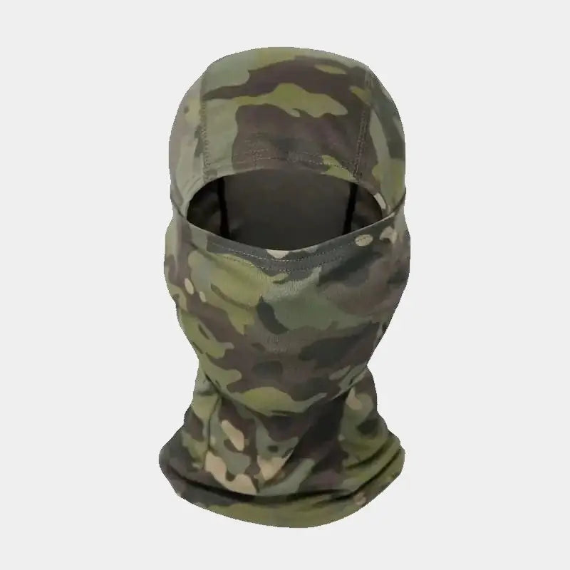 Cagoule camouflage pour activités en plein air, conçue pour offrir discrétion et protection thermique en conditions extrêmes.