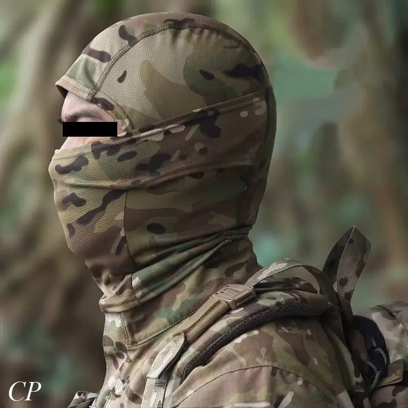 Soldat équipé d’une cagoule camouflage intégrale en forêt, portant un uniforme tactique pour une discrétion maximale lors d’opérations militaires, de chasse ou de simulation airsoft.