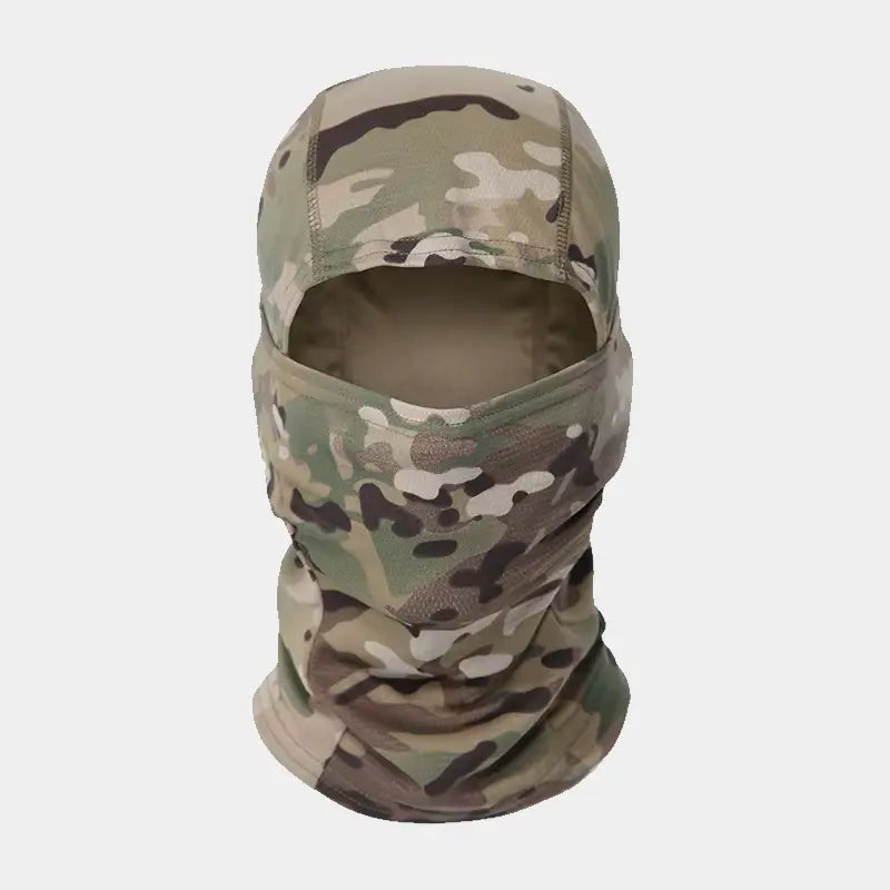Cagoule camouflage beige et marron en tissu respirant, avec ouverture ajustée pour les yeux, conçue pour protéger du froid et du vent lors d’activités outdoor comme l’airsoft, la chasse et le paintball.
