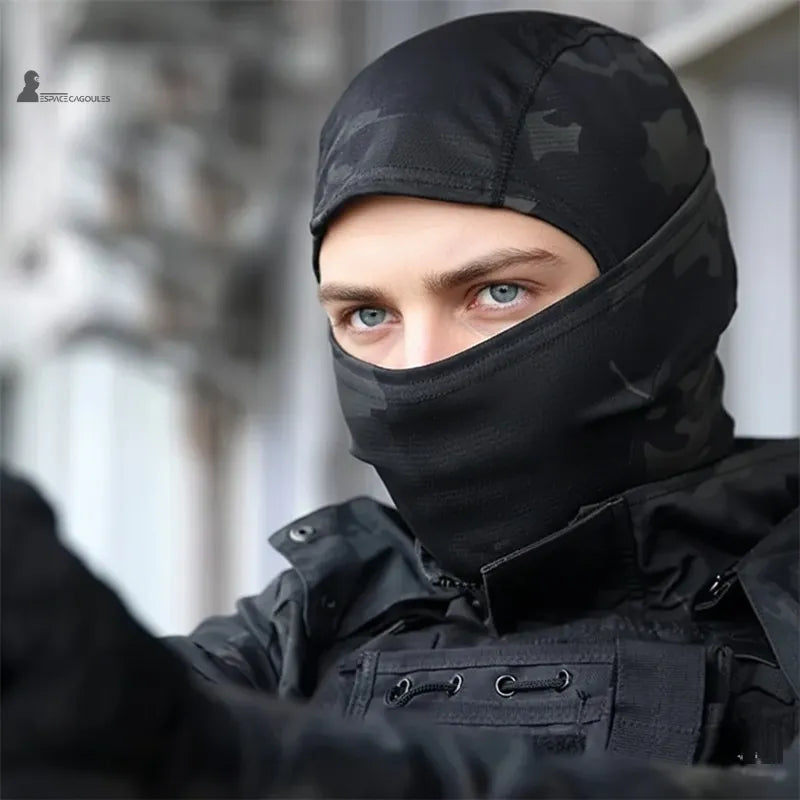 Kamouflage militärhuva i lätt polyester, ergonomisk form med 1 hål, sedd under taktisk utrustning i utomhusmiljö – Utrymme för huvor