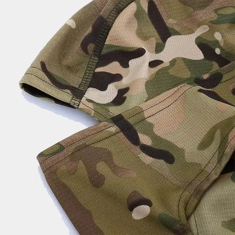 Detail of the fabric of a military camouflage balaclava, highlighting the quality of the stitching and the multi-colored pattern designed for natural environments.