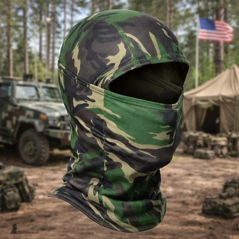 Militär camouflaged balaclava i andningsbar polyester, form 1 hål som täcker huvud och hals, visad i en skogsmiljö med djungelmönster – Utrymme för balaclavor.