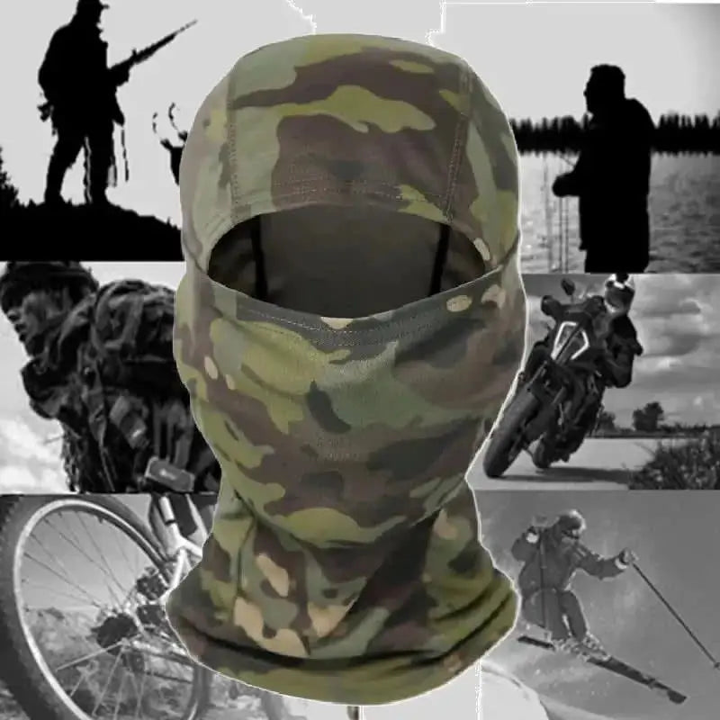 Cagoule camouflage verte et marron conçue pour la chasse, l’airsoft et les activités militaires, mise en avant sur un fond en noir et blanc représentant des soldats et des tireurs en pleine action.