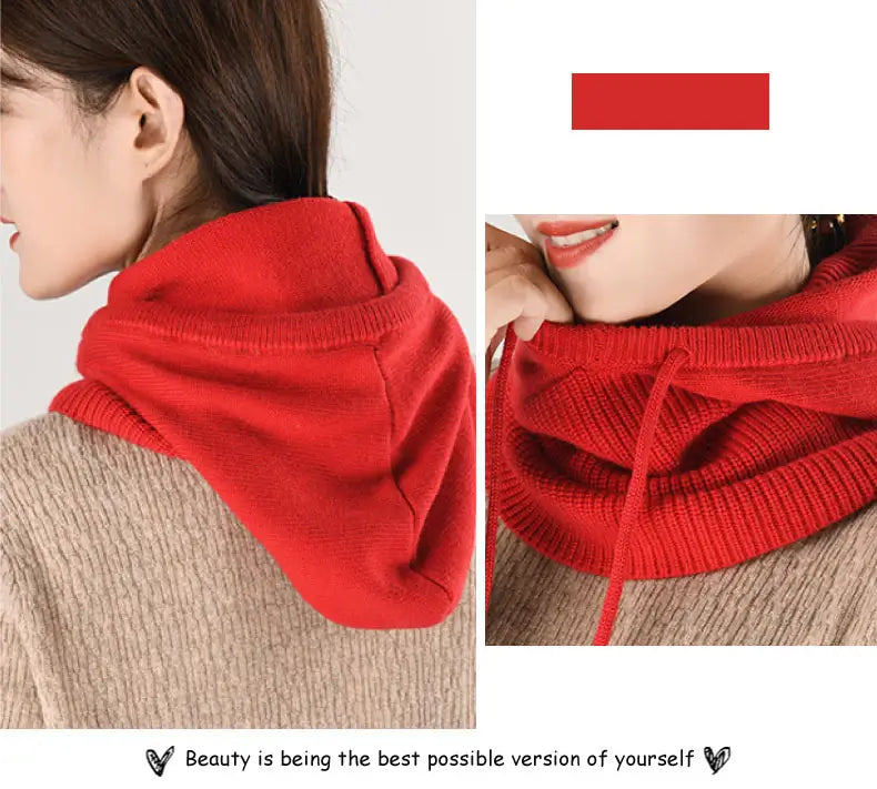 Vue arriĂšre dâune cagoule capuche femme rouge, montrant le cordon de rĂ©glage qui permet un ajustement parfait. La matiĂšre tricotĂ©e Ă©pouse la tĂȘte et protĂšge efficacement du vent et du froid.