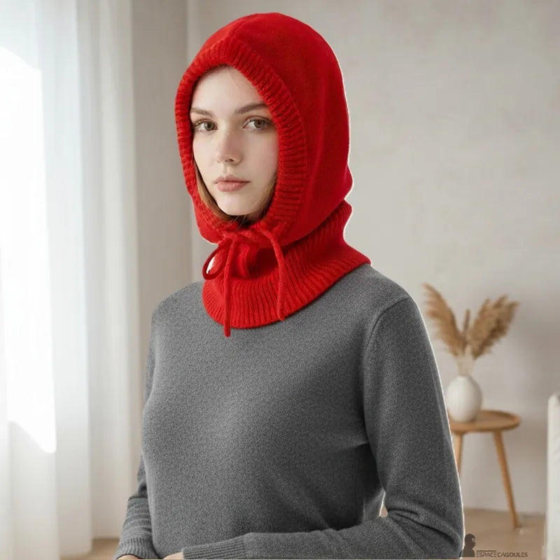 Passamontagna donna rossa indossata all'interno in una stanza luminosa con elementi decorativi naturali - Spazio Passamontagna