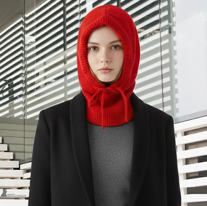 Passamontagna donna rossa indossata in un ambiente moderno con facciata vetrata e scale metalliche - Spazio Passamontagna