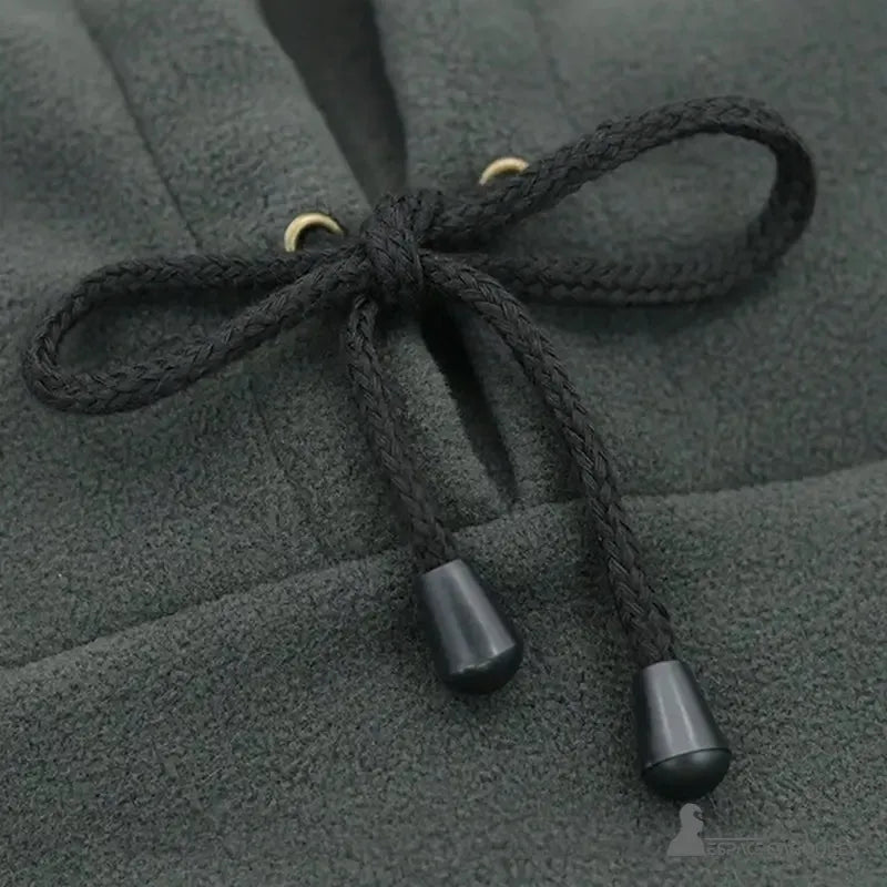 Grey hood hood with zoom on the black crossed cords and plasticized toe caps, detail of the fleece fabric visible.