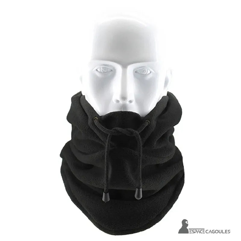 Cagoule Capuche noire en position abaissée sous le menton, cordons visibles, présentée sur mannequin vue de face.